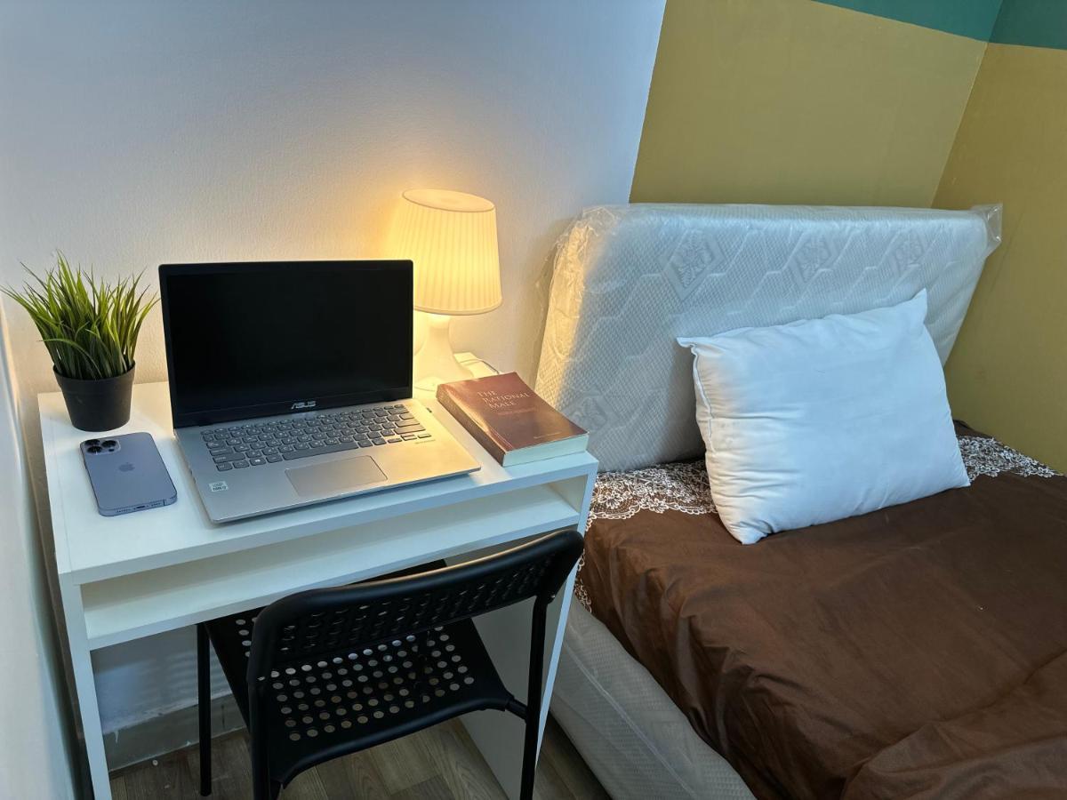 Homestay Budget Double Partition In Barsha Heights Near Metro