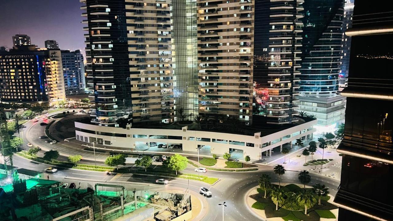 Budget Double Partition In Barsha Heights Near Metro Homestay