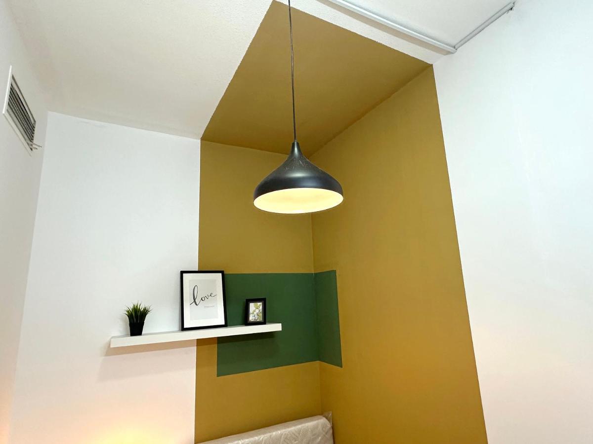 Homestay Budget Double Partition In Barsha Heights Near Metro *