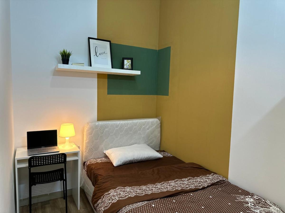 Homestay Budget Double Partition In Barsha Heights Near Metro