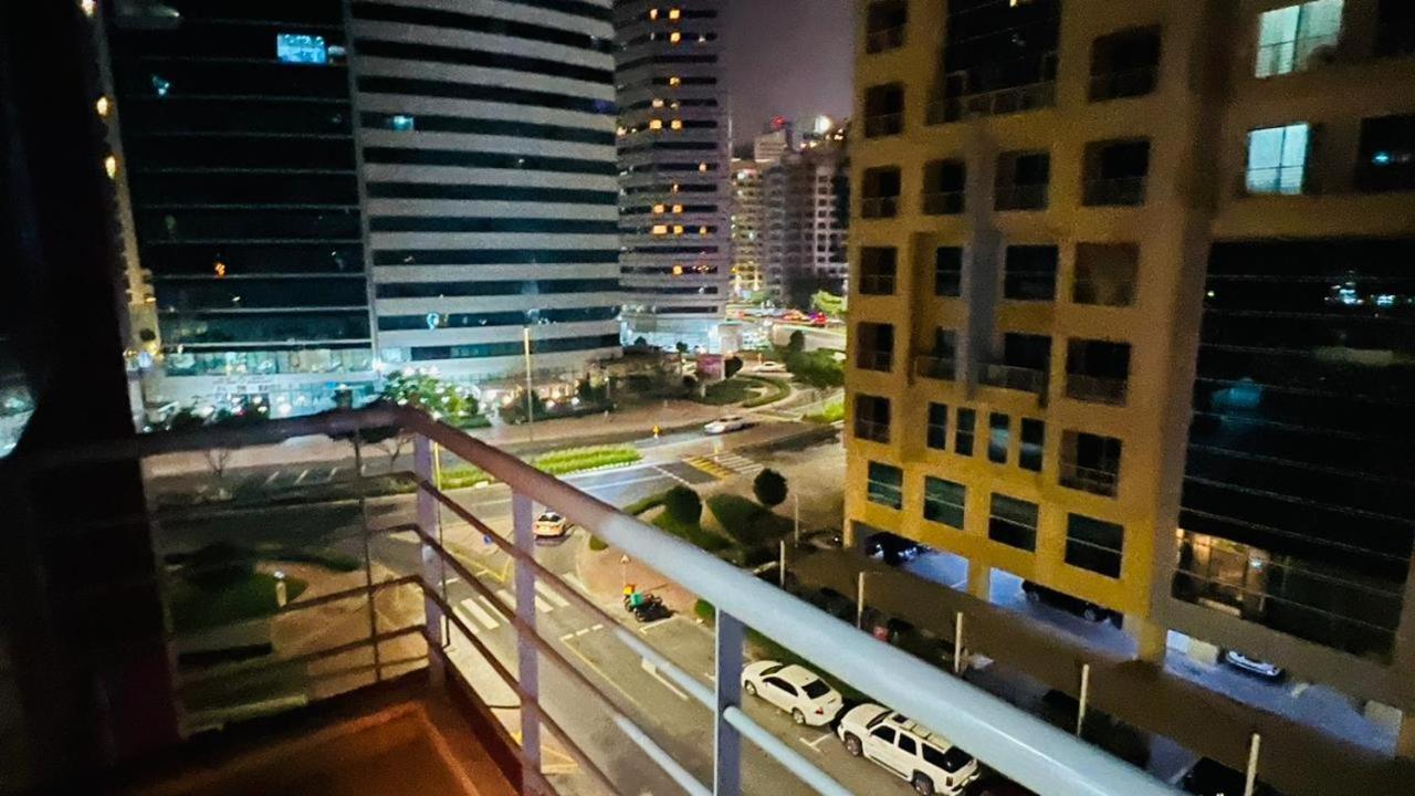 Budget Double Partition In Barsha Heights Near Metro Homestay