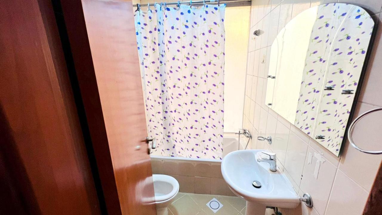 Homestay Budget Double Partition In Barsha Heights Near Metro *